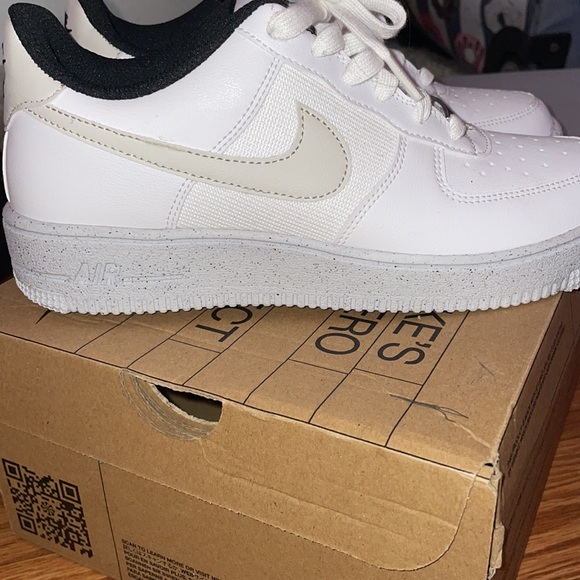 Nike - Picture 2 of 4